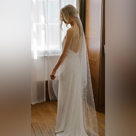 Pearl Veil - handmade in
Canada - Picture 1 of 4